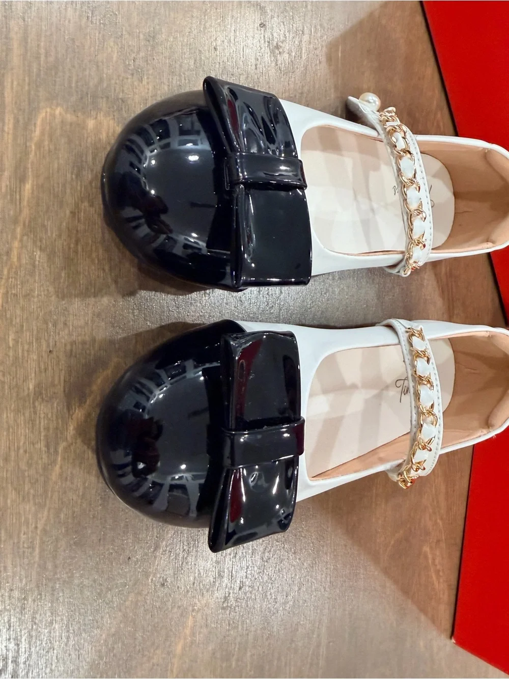 Tina Mur White and Black patent bow Mary Jane Flats size 34 Girls